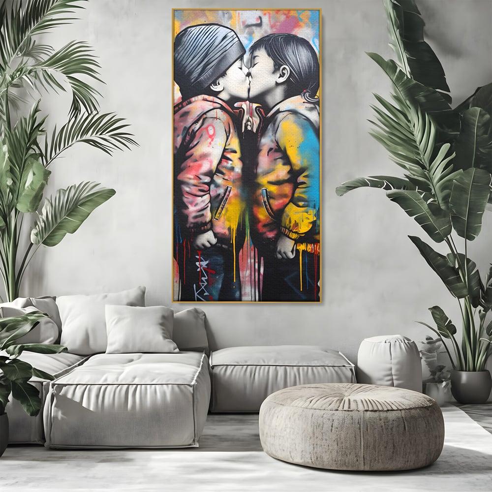 Tablou canvas cu tablou canvas cu doi copii sarutandu-se, in rama de aluminiu auriu, pe perete intr-un living